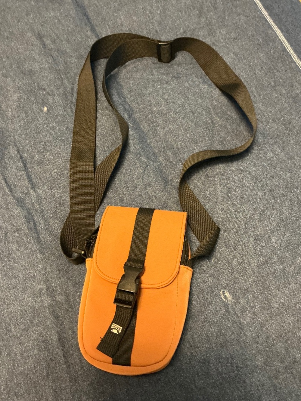 Roots vinyl cross body pouch